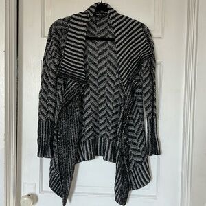 Rue21 open front black & white sweater GUC